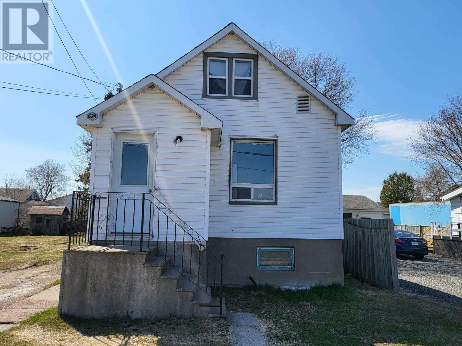 Property Photo: 624 High St S ON P7B 3N2