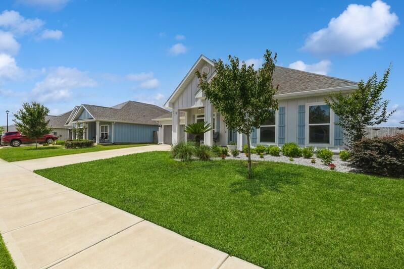 Property Photo: 514 Mary Lou Way FL 32539