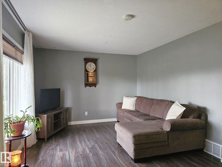 Photo de la propriété: 5096 45 Street AB T7A 1C2