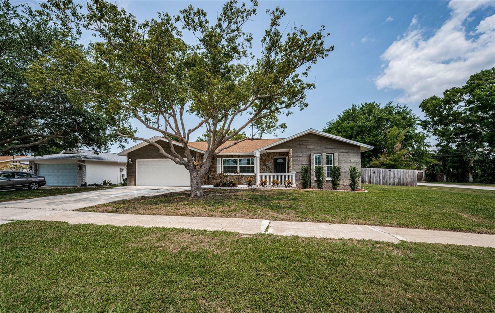 Property Photo: 1402 Oleander Drive FL 34689