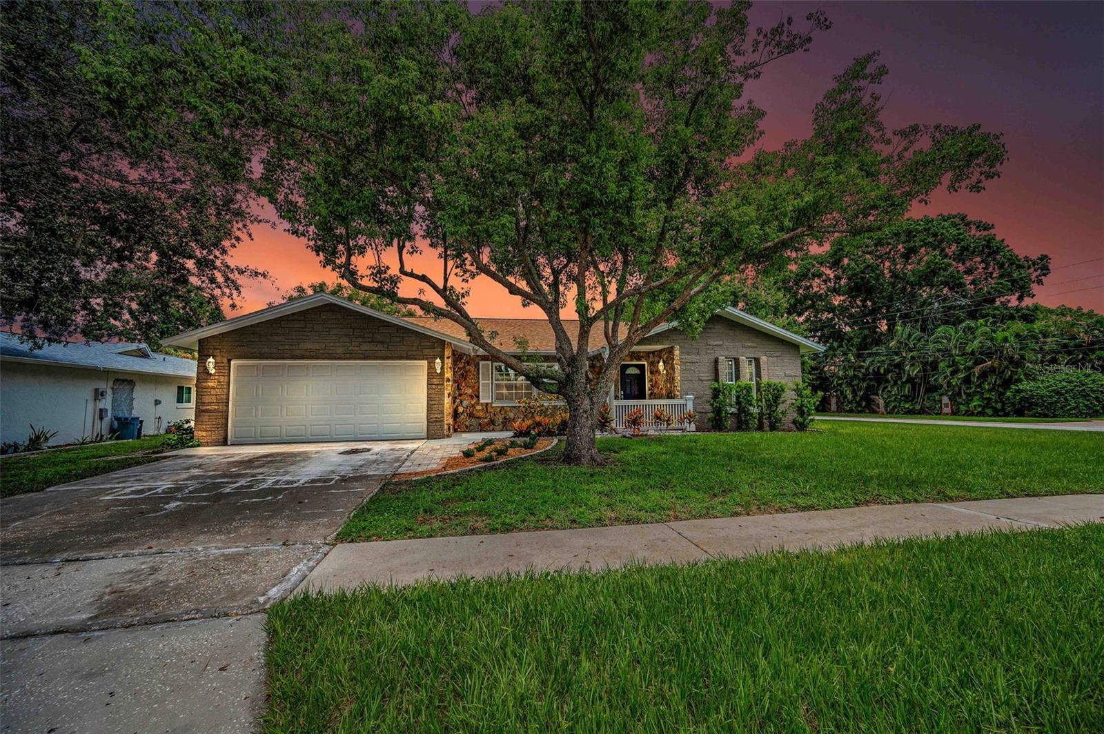 Property Photo: 1402 Oleander Drive FL 34689
