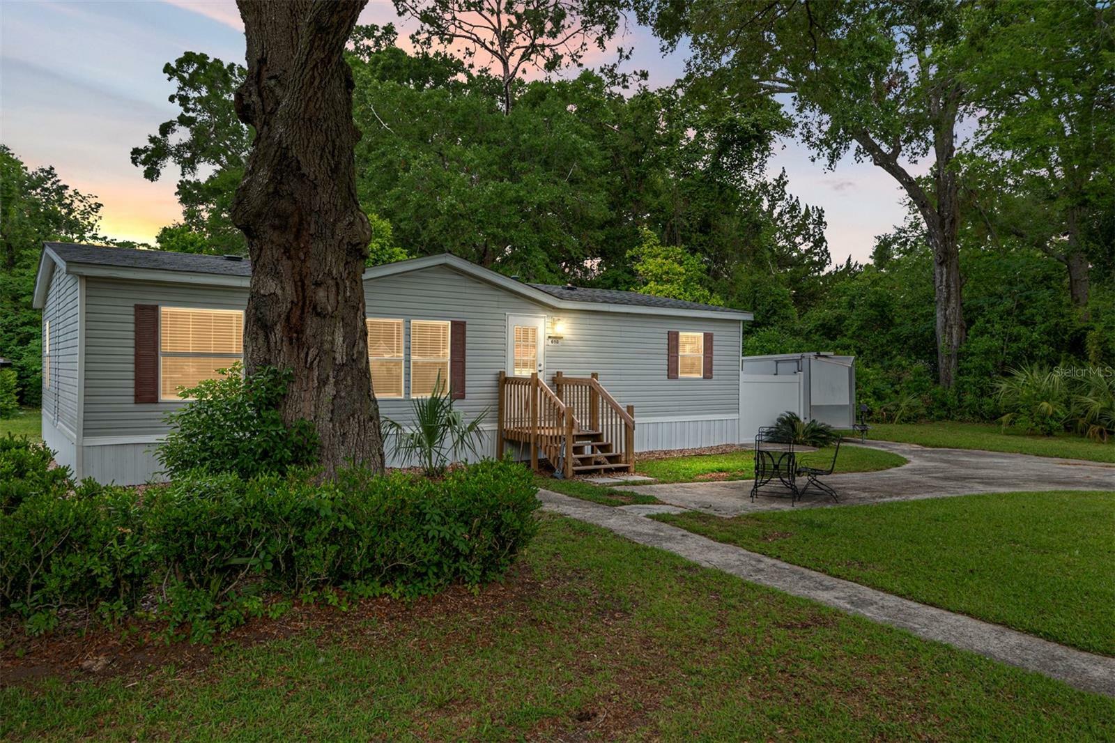 Property Photo: 610 NW 251st Street FL 32669