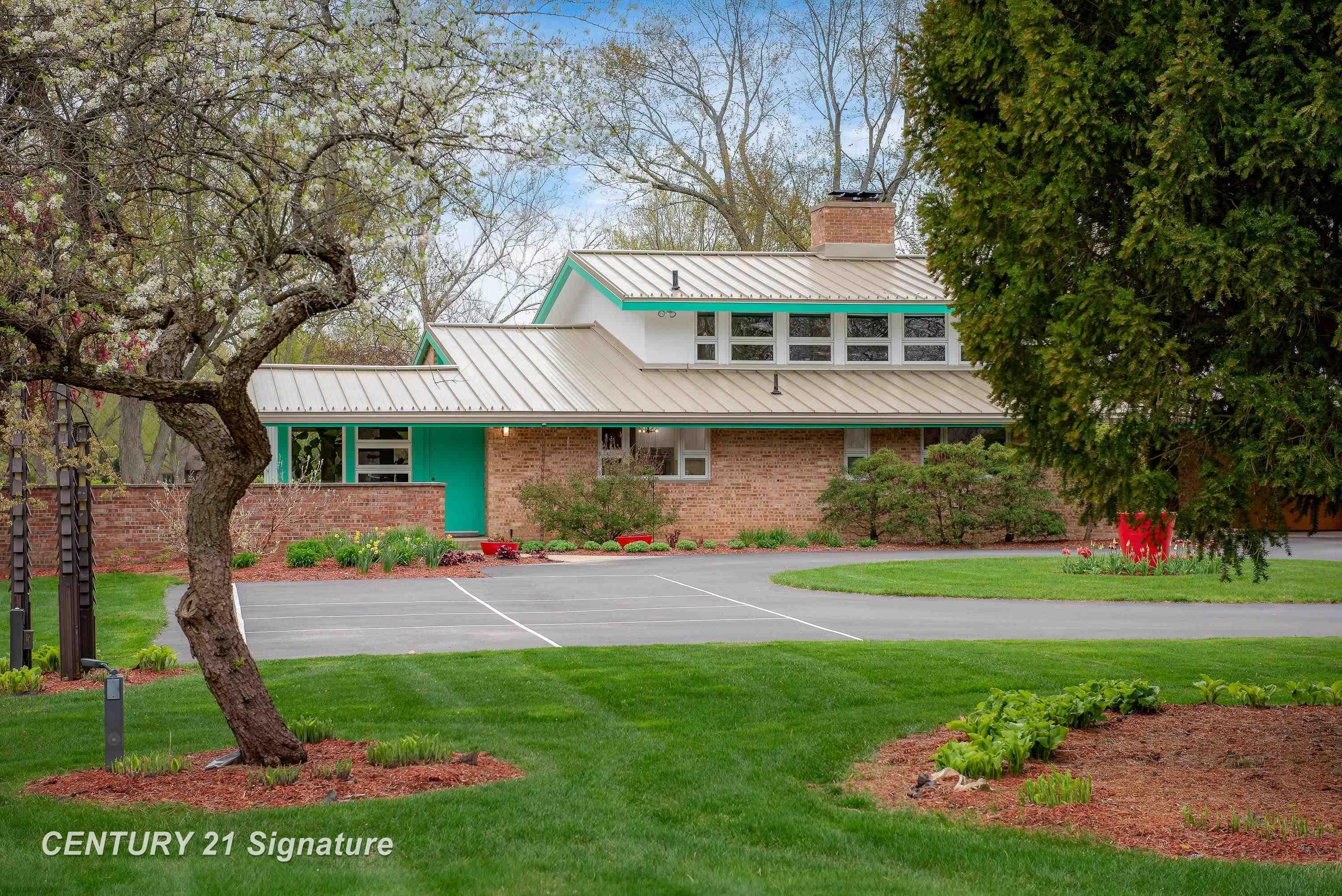 Property Photo: 1015 W Sugnet Road MI 48640