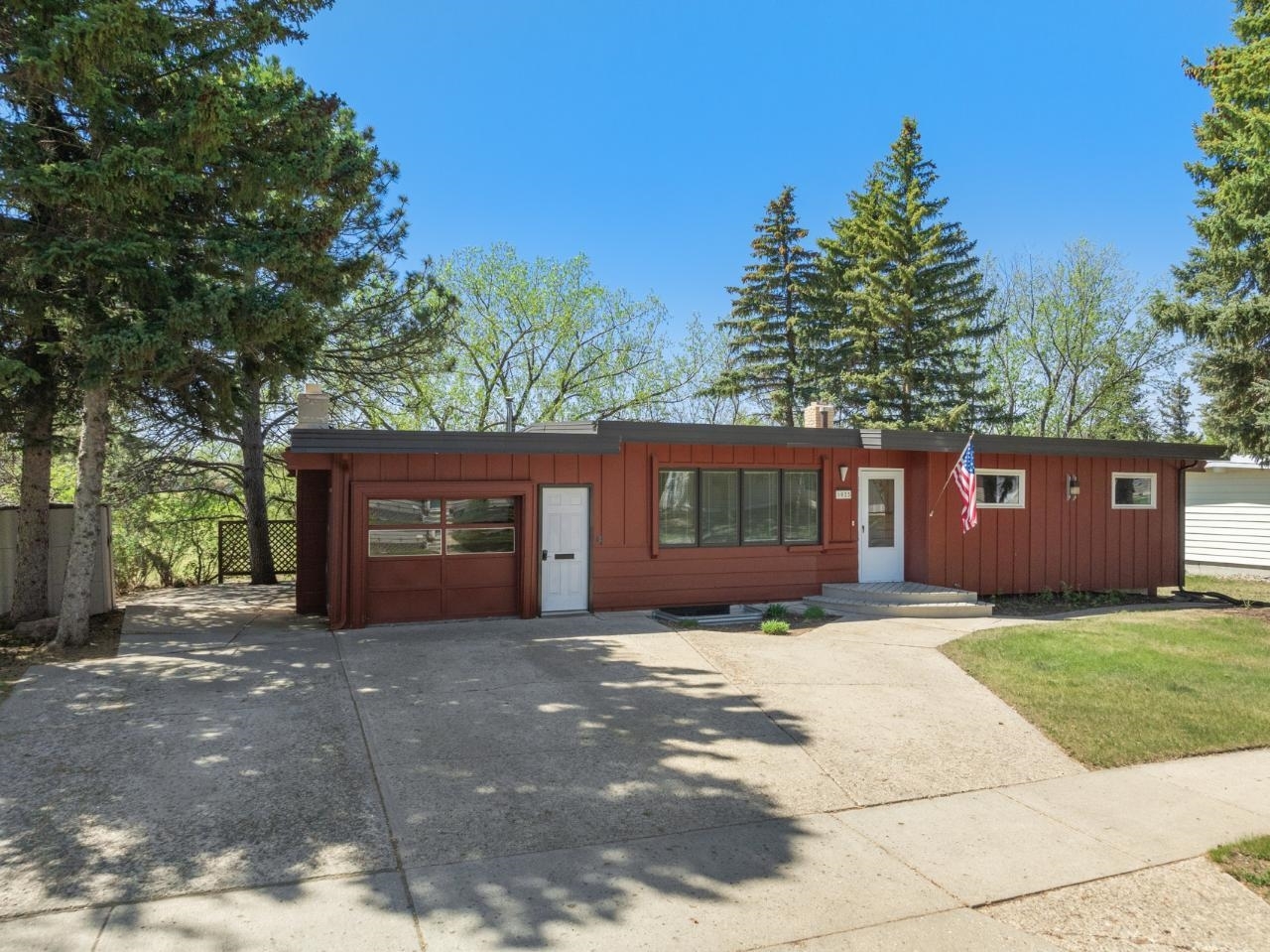 Property Photo: 1933 Skyline Dr ND 58703