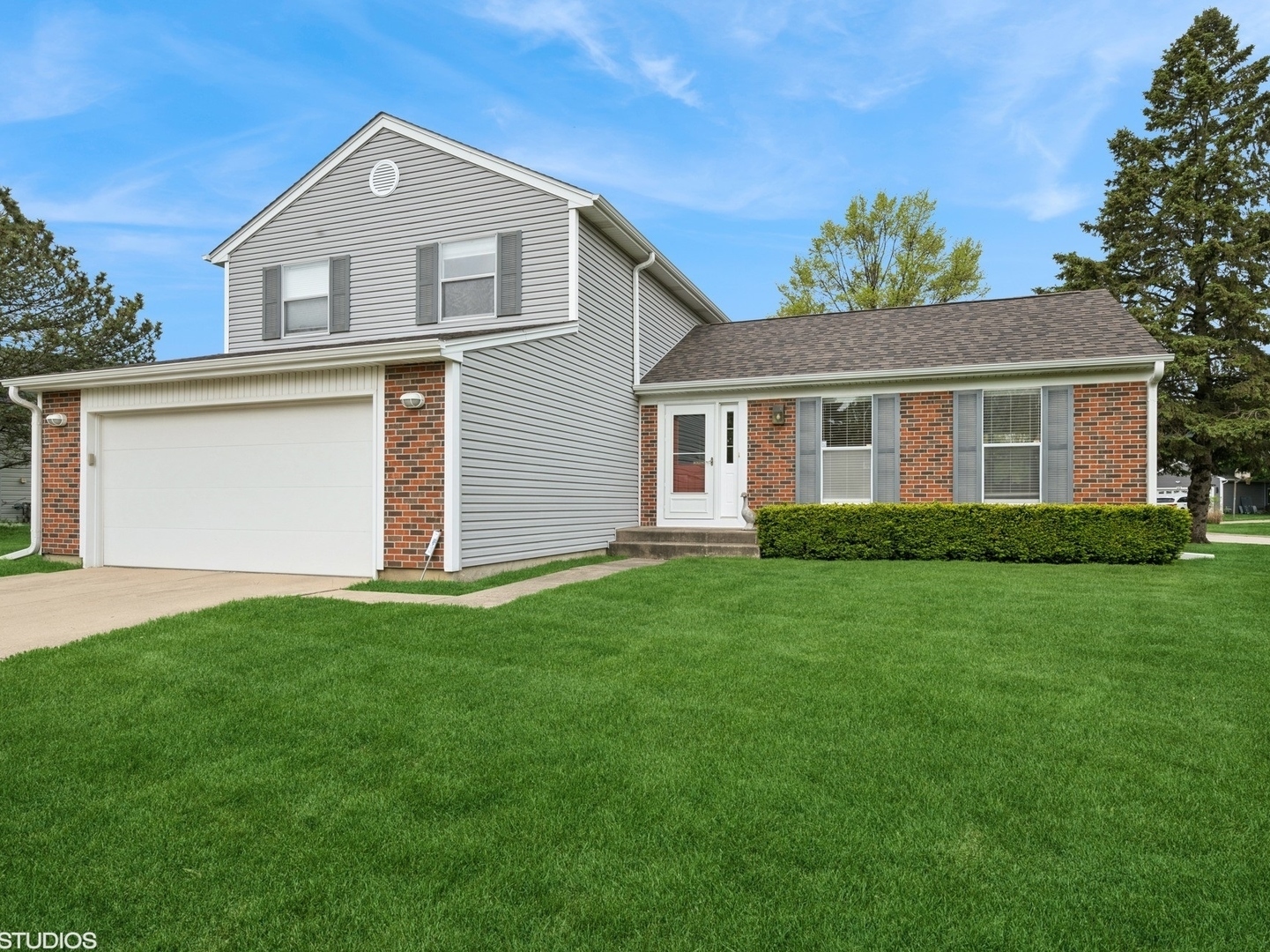 Property Photo: 690 Aberdeen Lane IL 60089