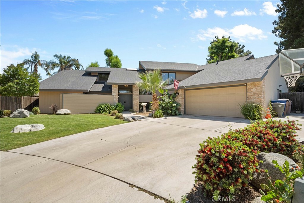 Property Photo:  7805 Buena Tierra Court  CA 93309 