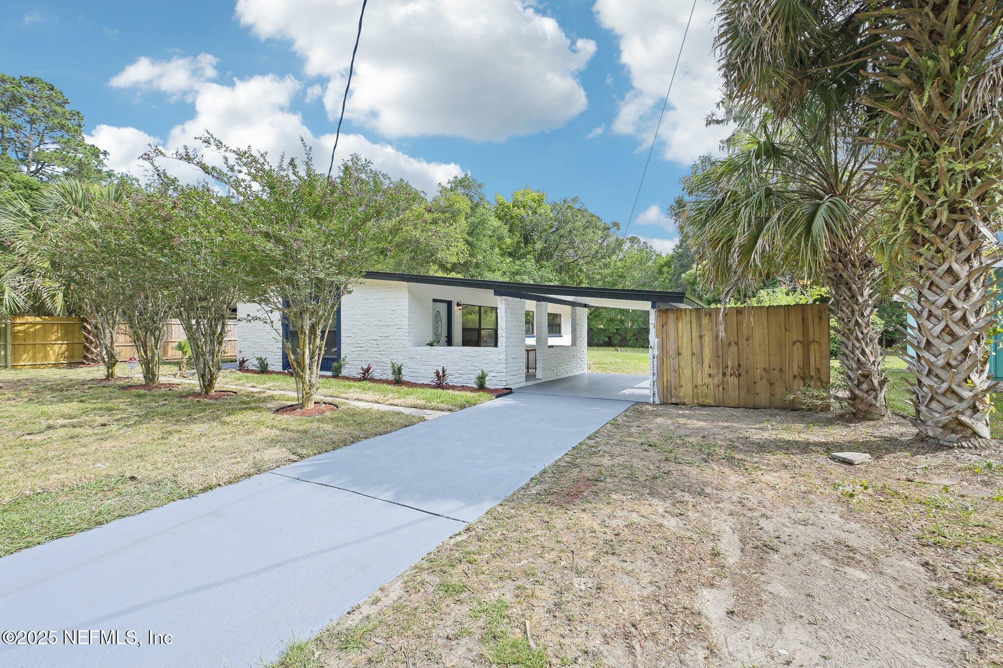 Property Photo: 5444 Keystone Drive S FL 32207