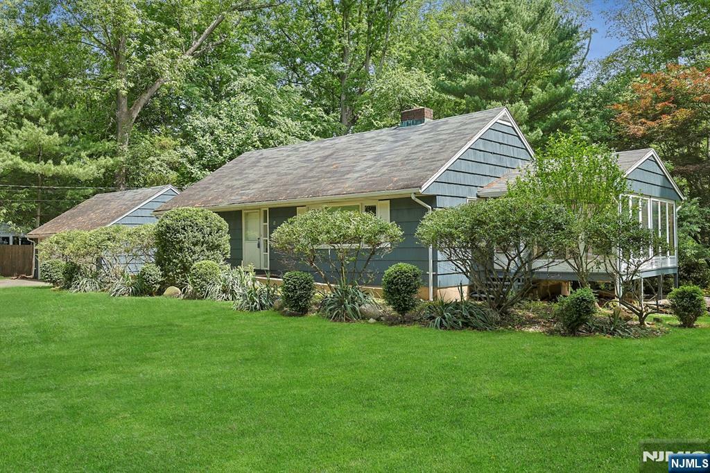 Property Photo:  8 Autumn Lane  NJ 07675 