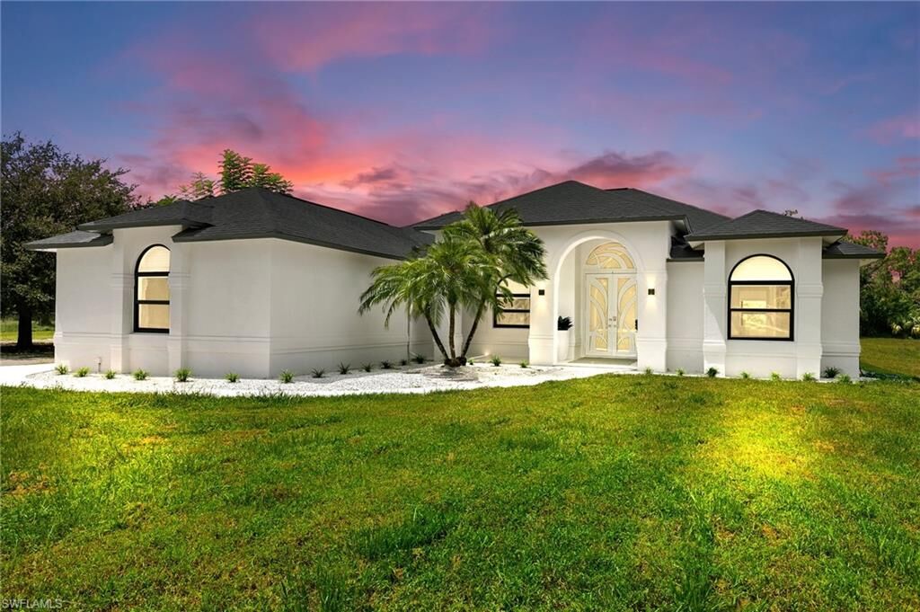 Property Photo:  221 10th St SE  FL 34117 