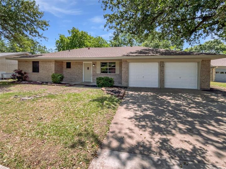 Property Photo: 103 Comanche Court TX 75165