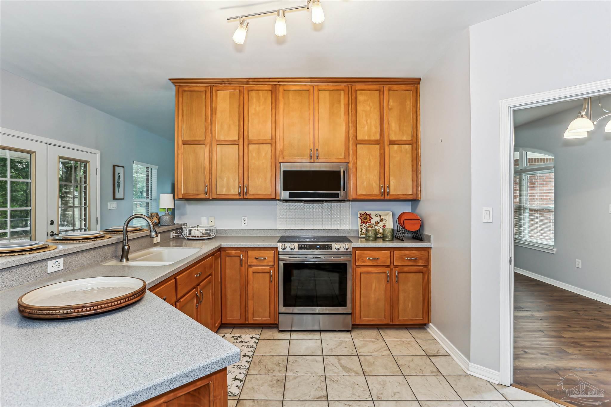 Property Photo: 3640 Schifko Rd FL 32533