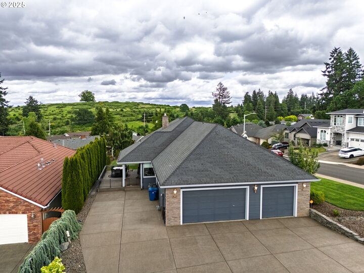 Property Photo: 2111 Celeen Ave OR 97302