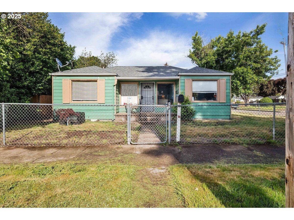 Property Photo:  996 14th St  OR 97302 