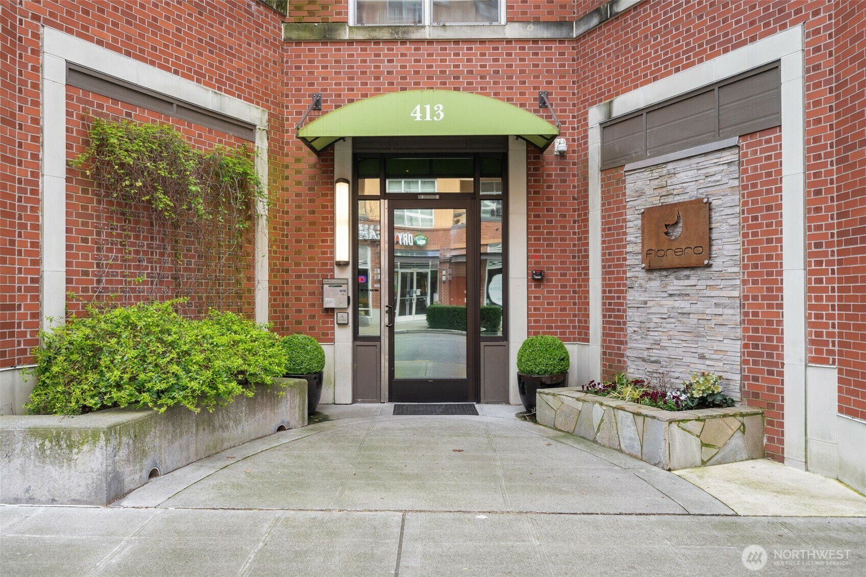 Property Photo: 413 NE 70th Street 302 WA 98115