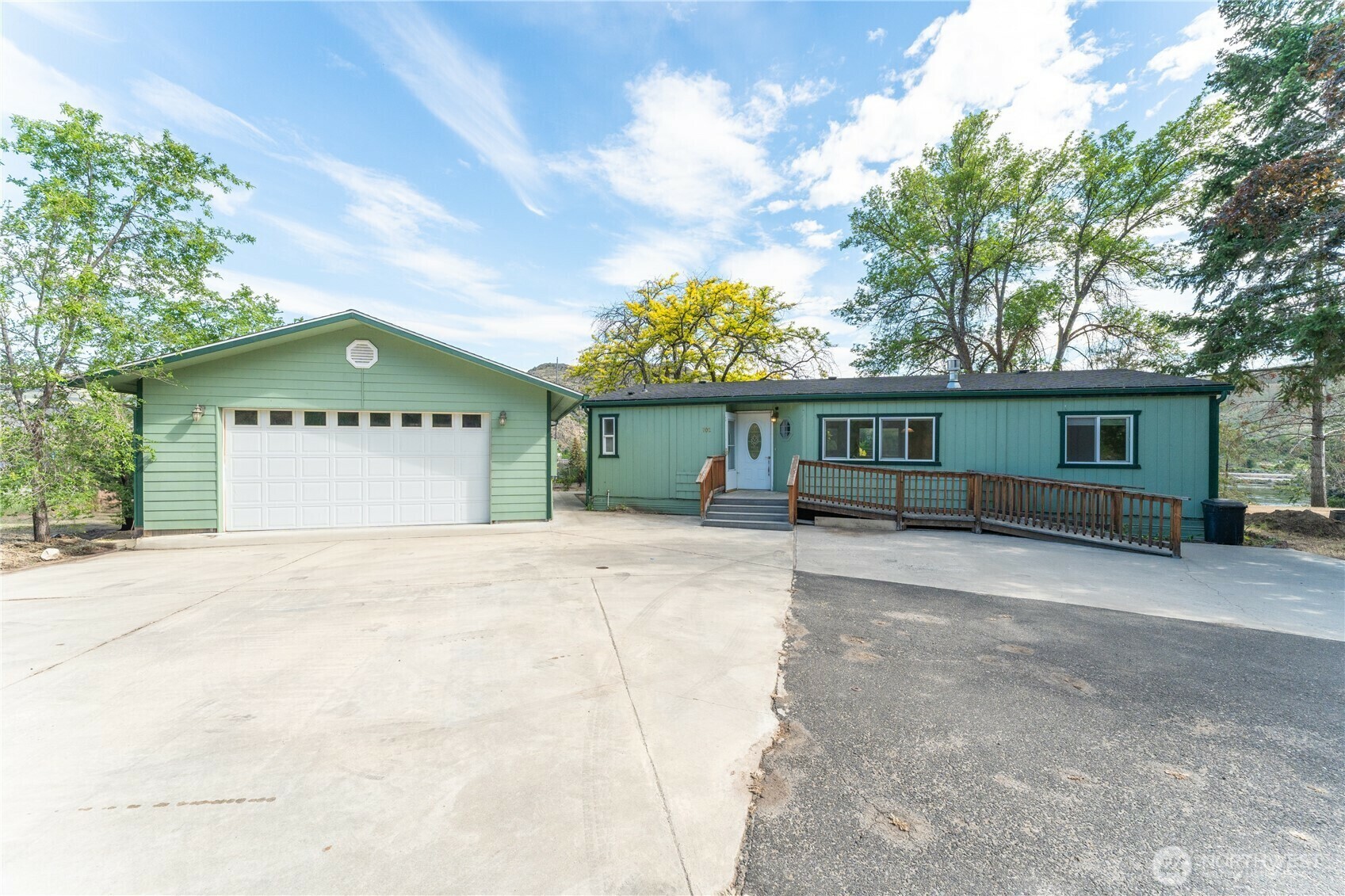 Property Photo: 702 Mc Alvey Drive WA 98846