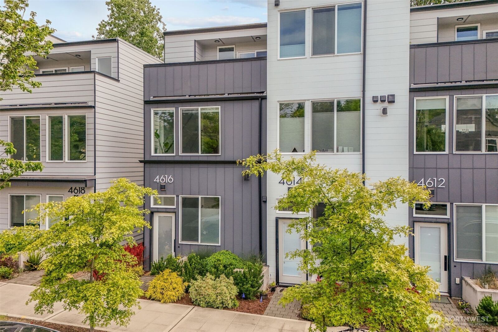 Property Photo:  4616  Woodland Park Avenue N  WA 98103 