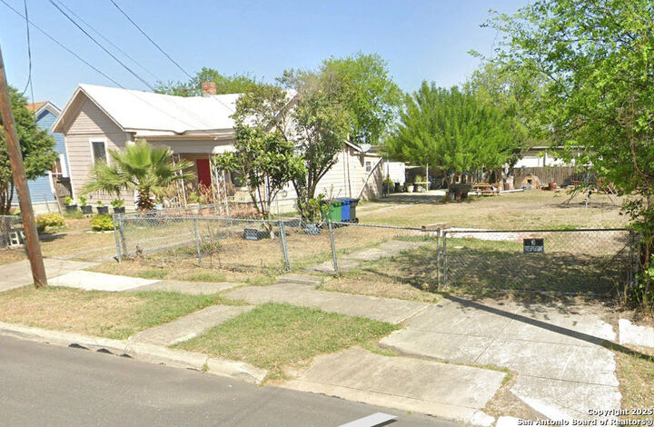 Property Photo: 1019 E Crockett St TX 78202