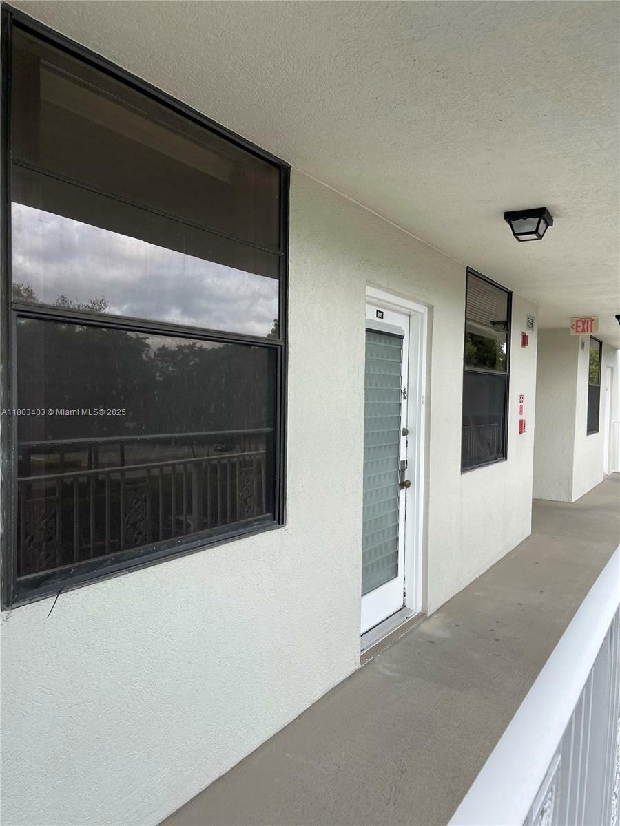 Property Photo: 1721 E Whitehall Dr 305 FL 33324
