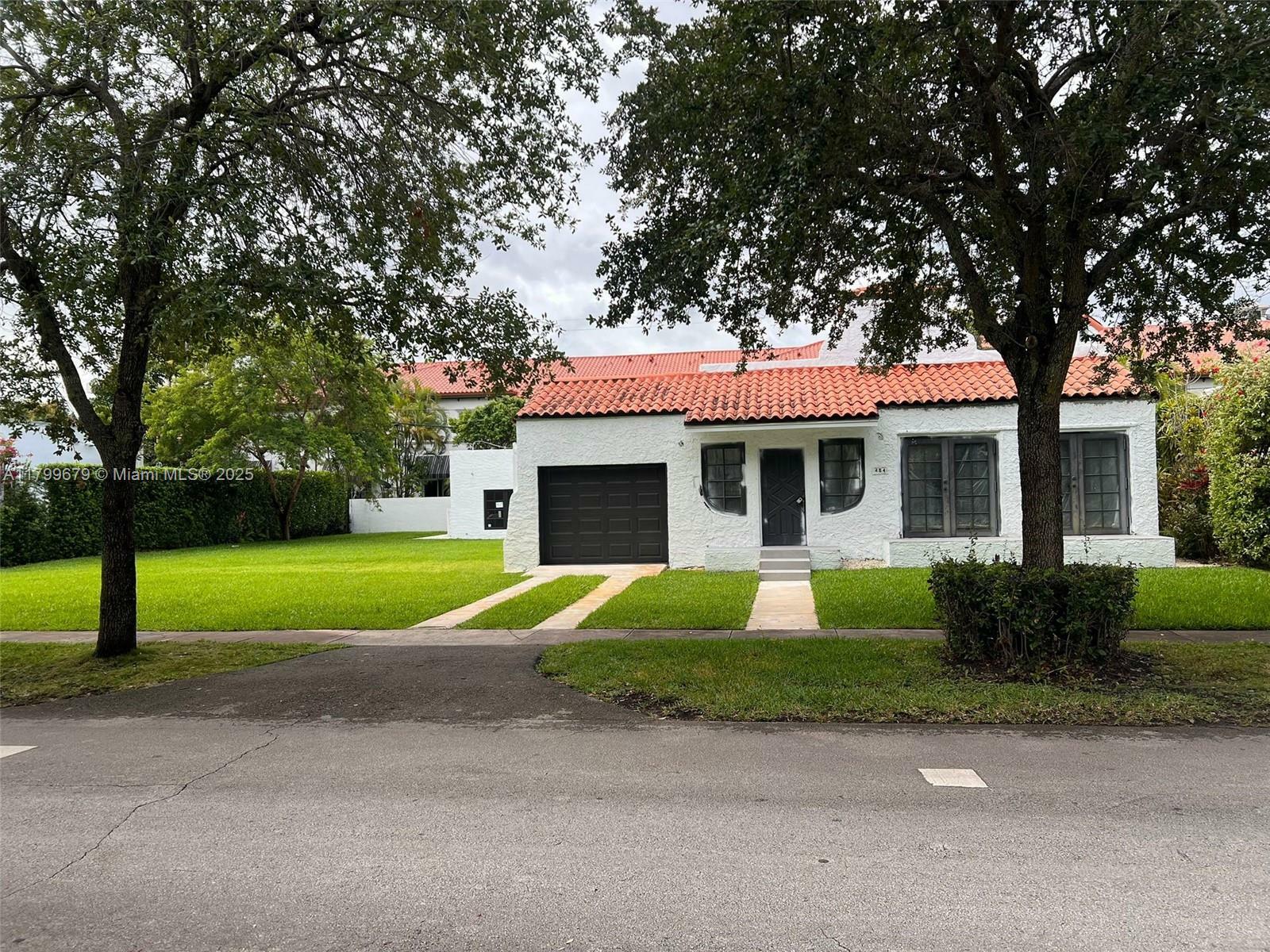 Property Photo: 434 Aragon Ave FL 33134