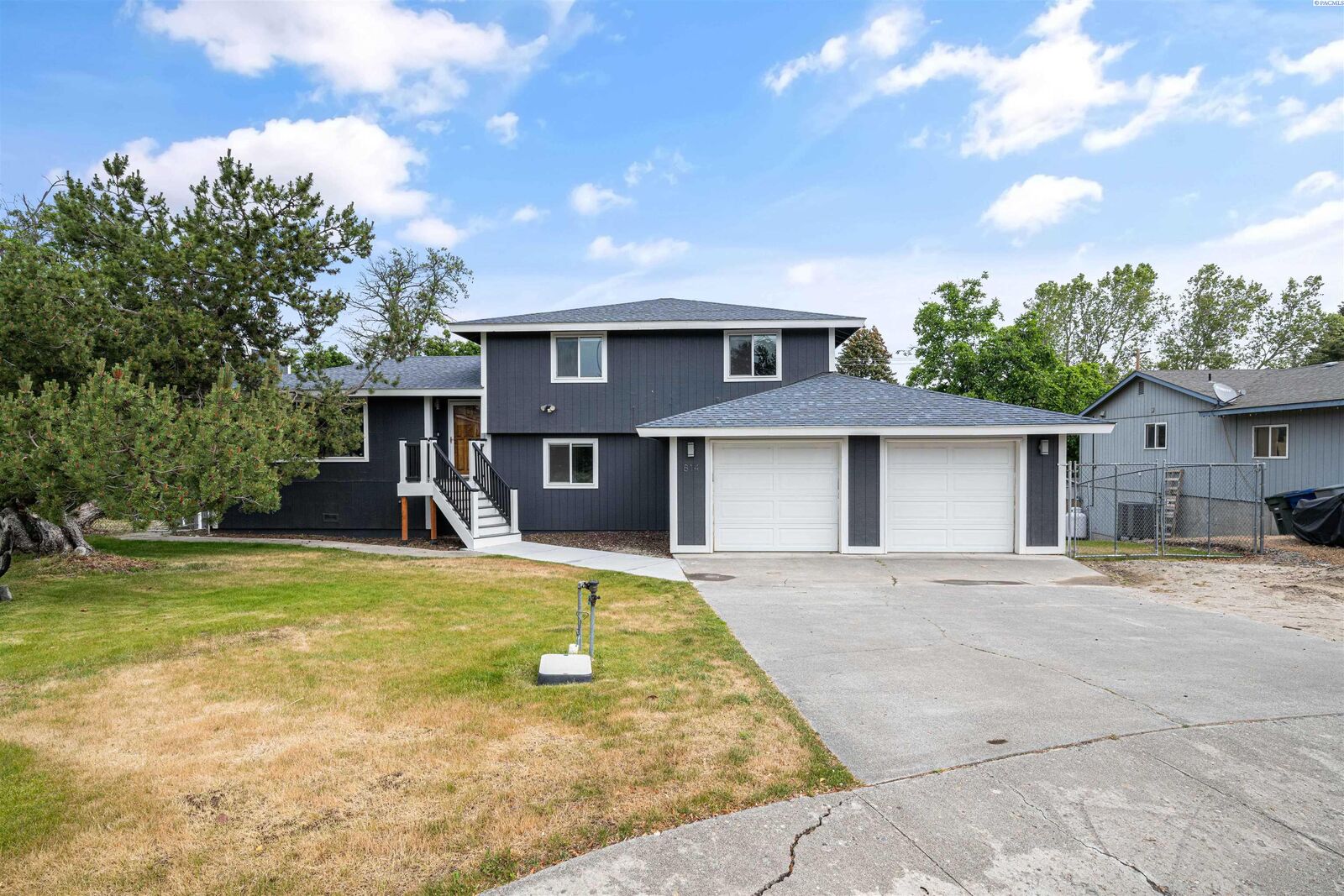 Property Photo:  814 Cottonwood Loop  WA 99354 