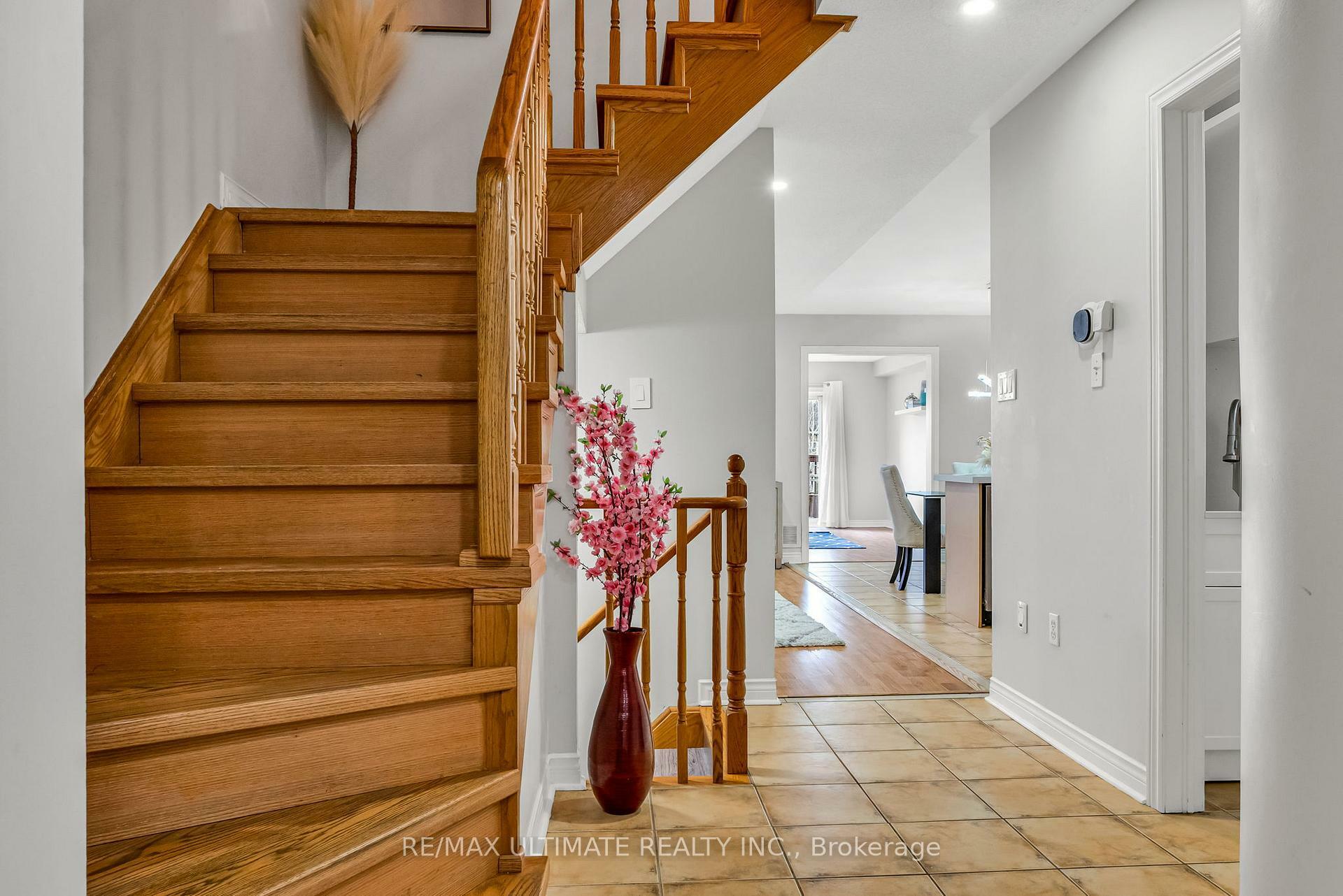 Photo de la propriété: 8 Dooley Crescent ON L1T 4J4