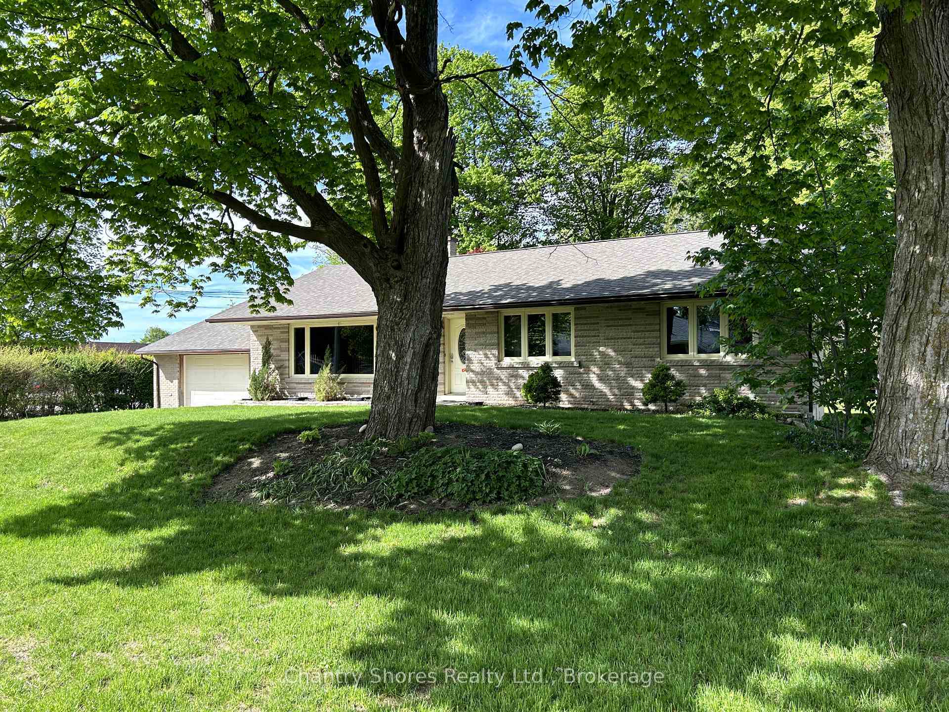 Property Photo: 647 Eugenie Street E ON N0H 2C4