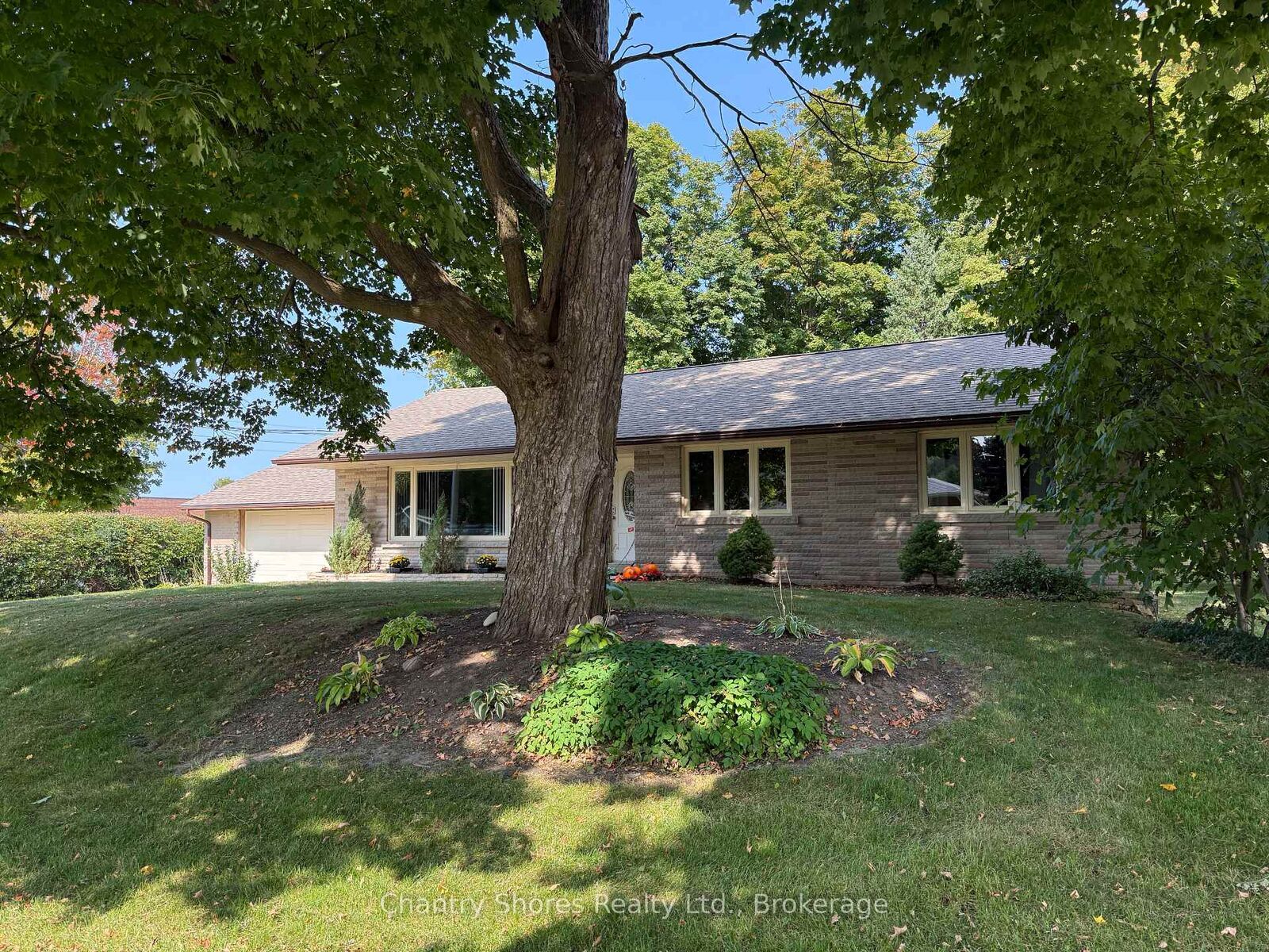 Property Photo:  647 Eugenie Street E  ON N0H 2C4