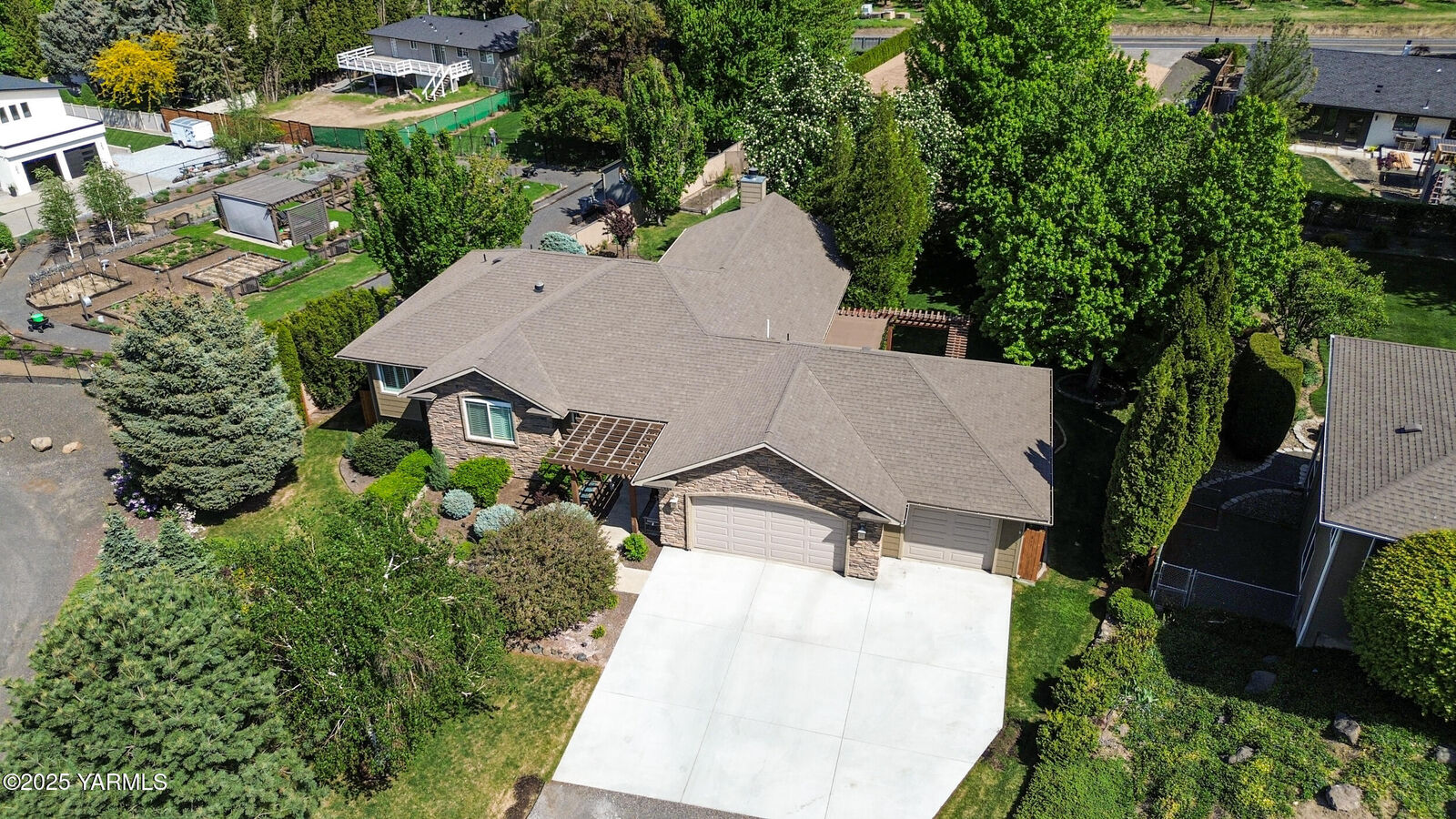 Property Photo:  1013 Crest Acres Pl  WA 98908 