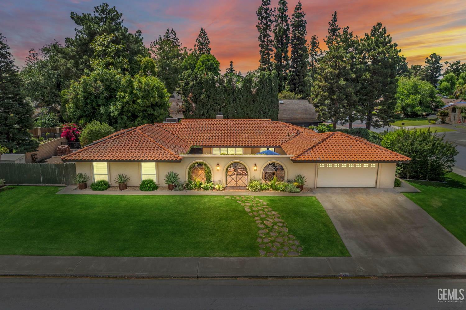 Property Photo:  401 Via Carisma  CA 93309 