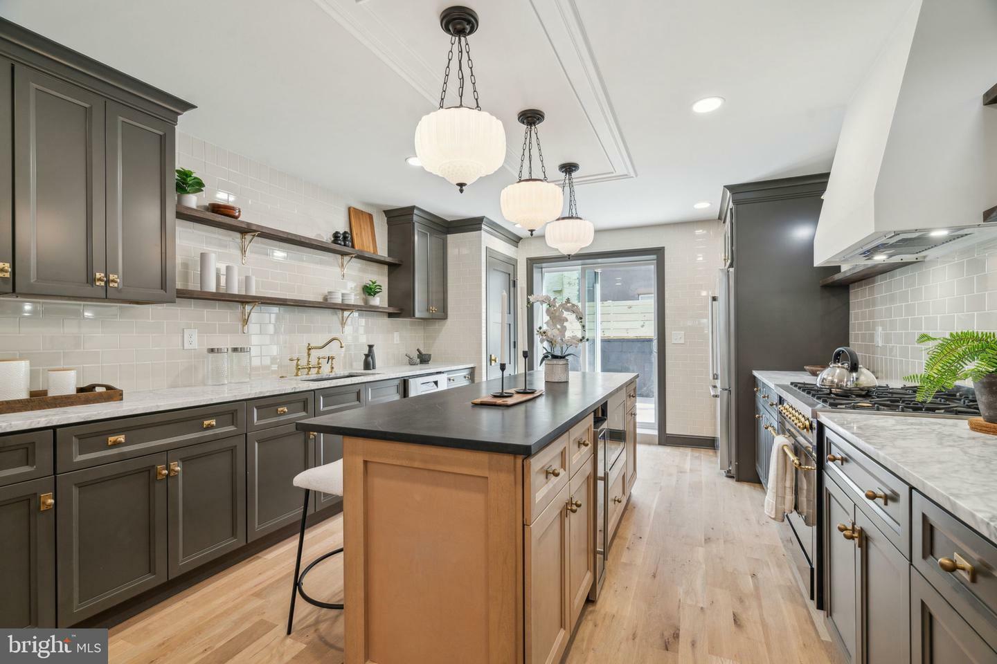 Property Photo: 826 Tasker Street PA 19148