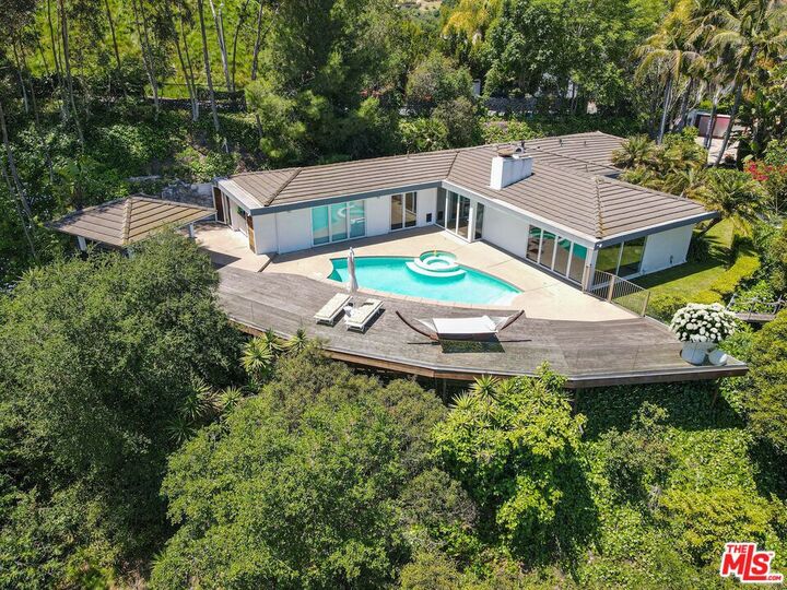 Property Photo:  1000 Stradella Rd  CA 90077 