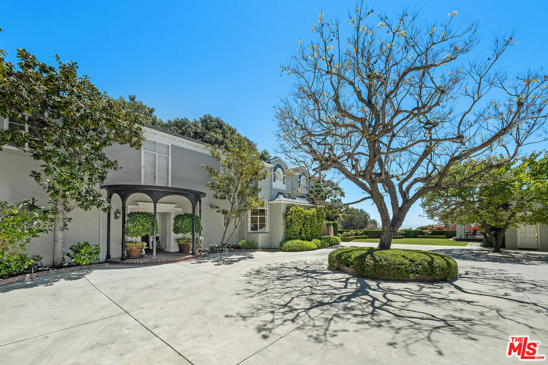 Property Photo: 11080 Chalon Rd CA 90077