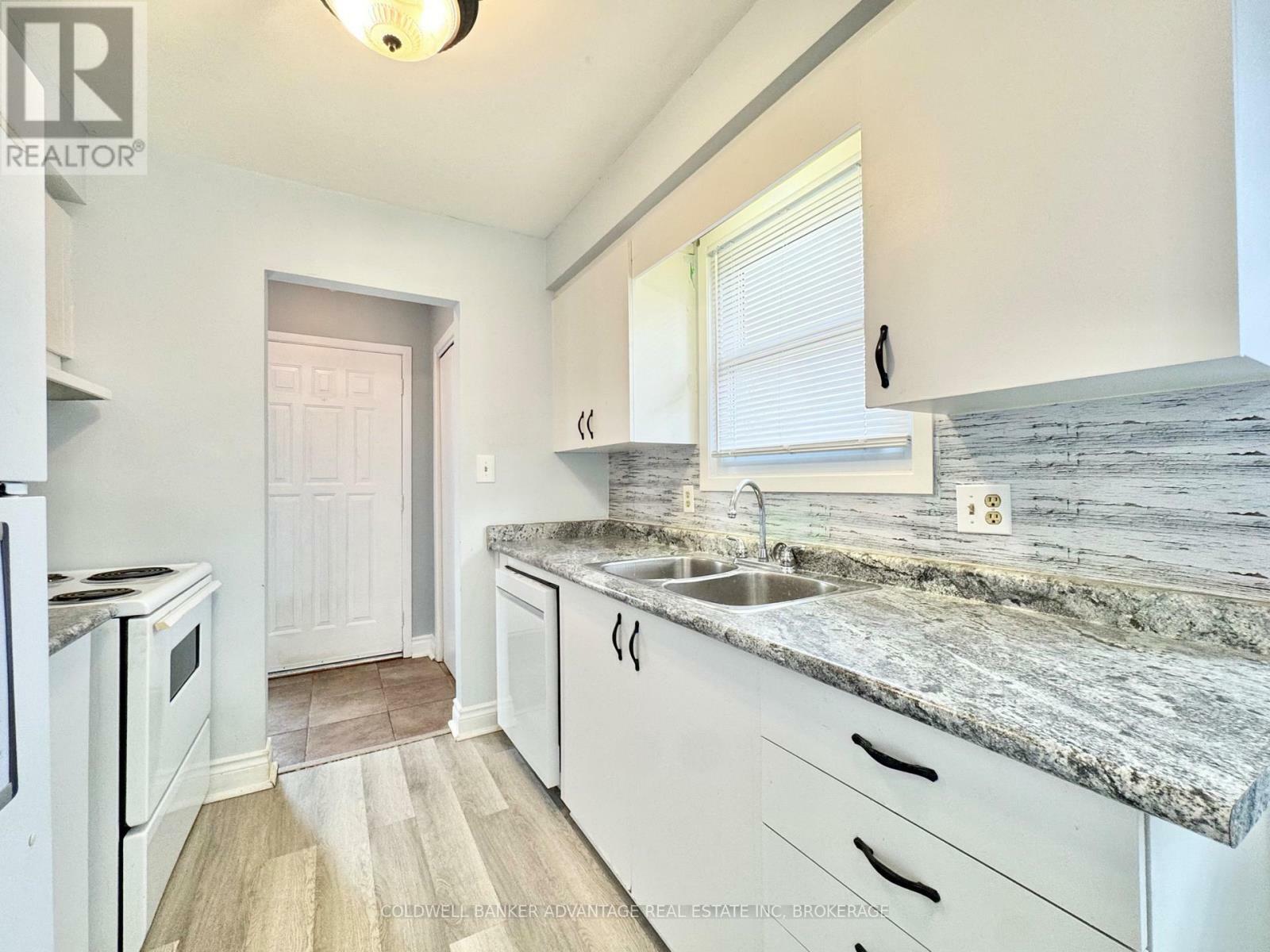 Photo de la propriété:  37 Mayfair Drive  ON L3C 7A2 