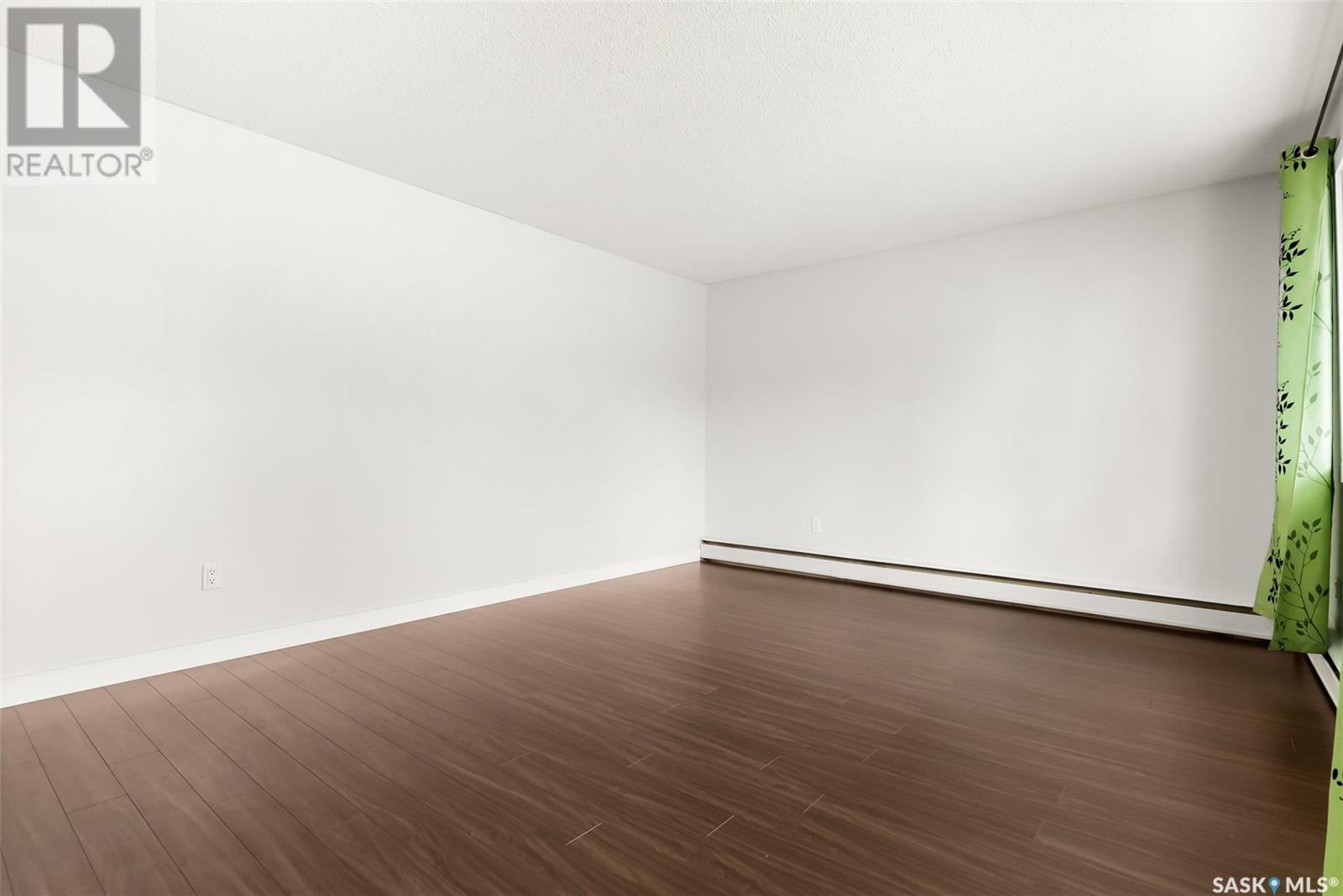 Property Photo:  4 230 Broadway Avenue E  SK S4N 0Z9 