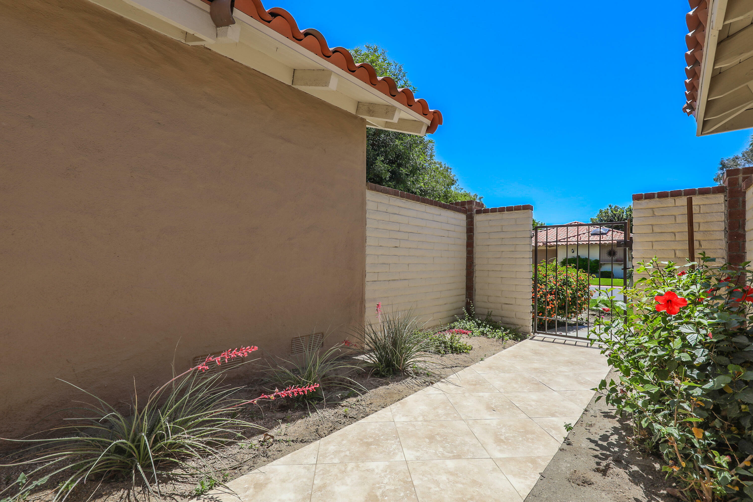 Property Photo: 352 Villena Way CA 92260