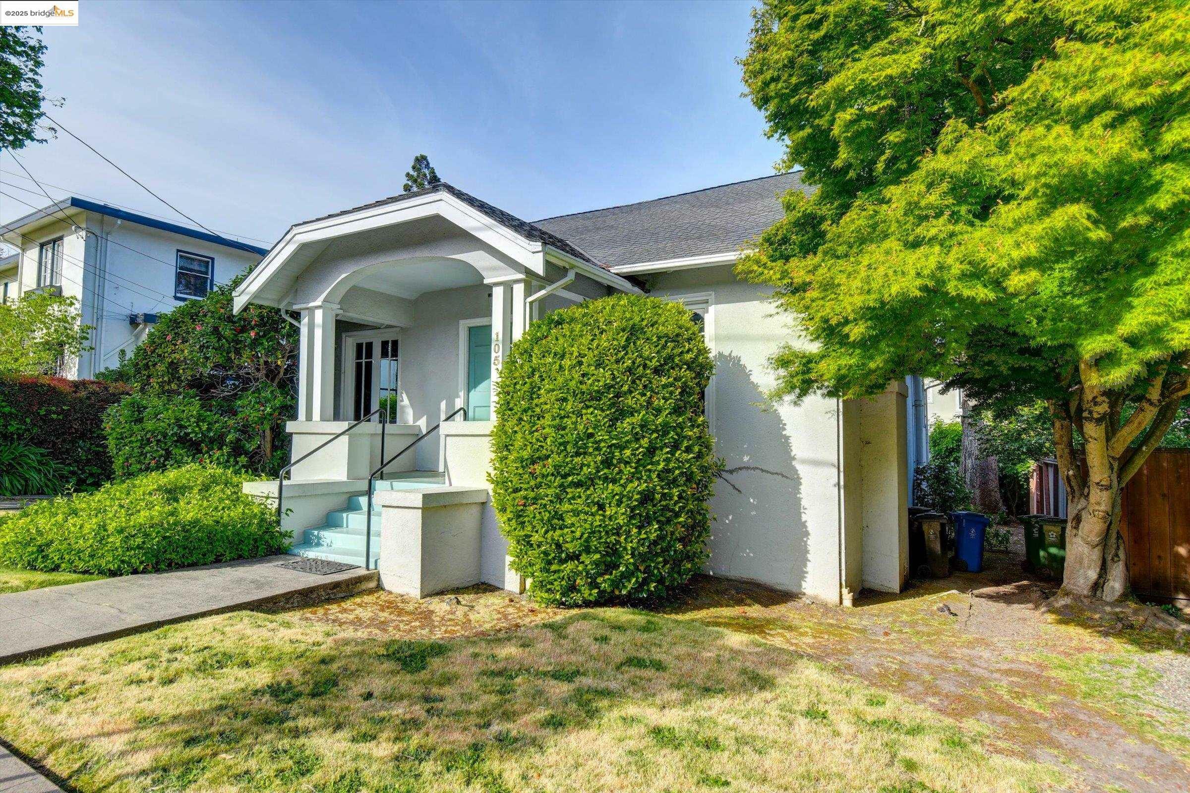 Property Photo: 105 Manor Dr CA 94611