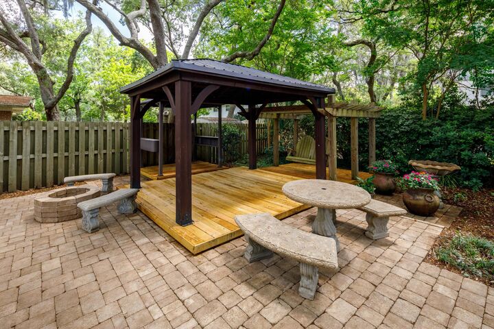 Property Photo:  526 NW Cheshire Avenue  FL 32547 