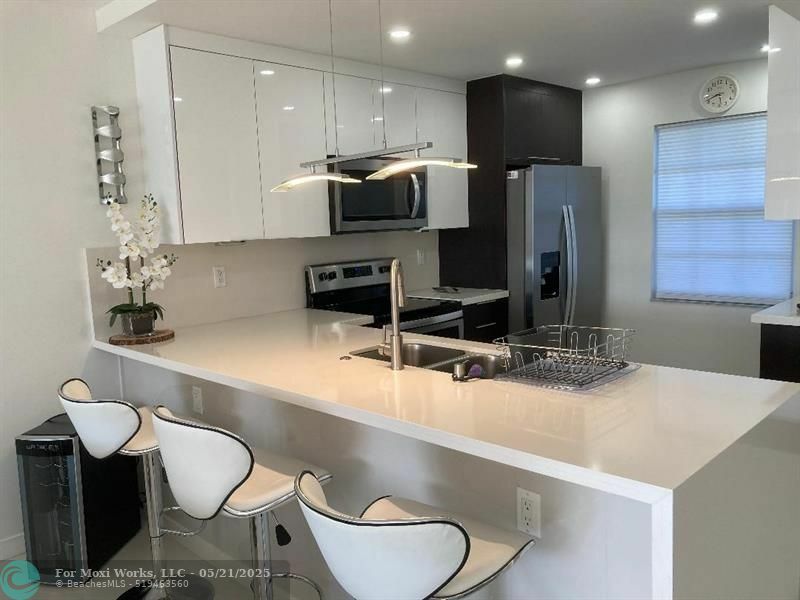 Property Photo: 565 Oaks Ln 305 FL 33069