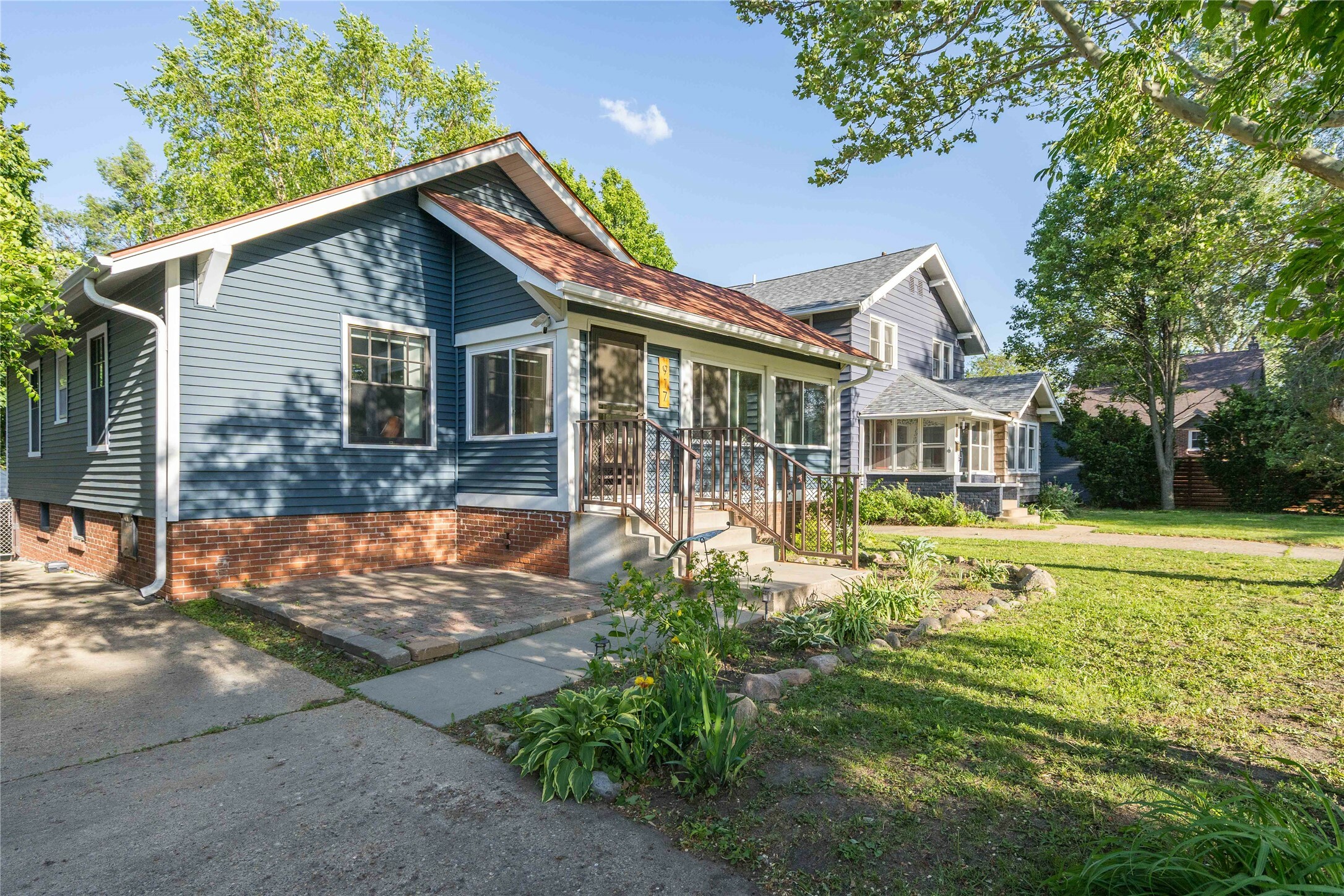 Property Photo: 917 38th Street IA 50312
