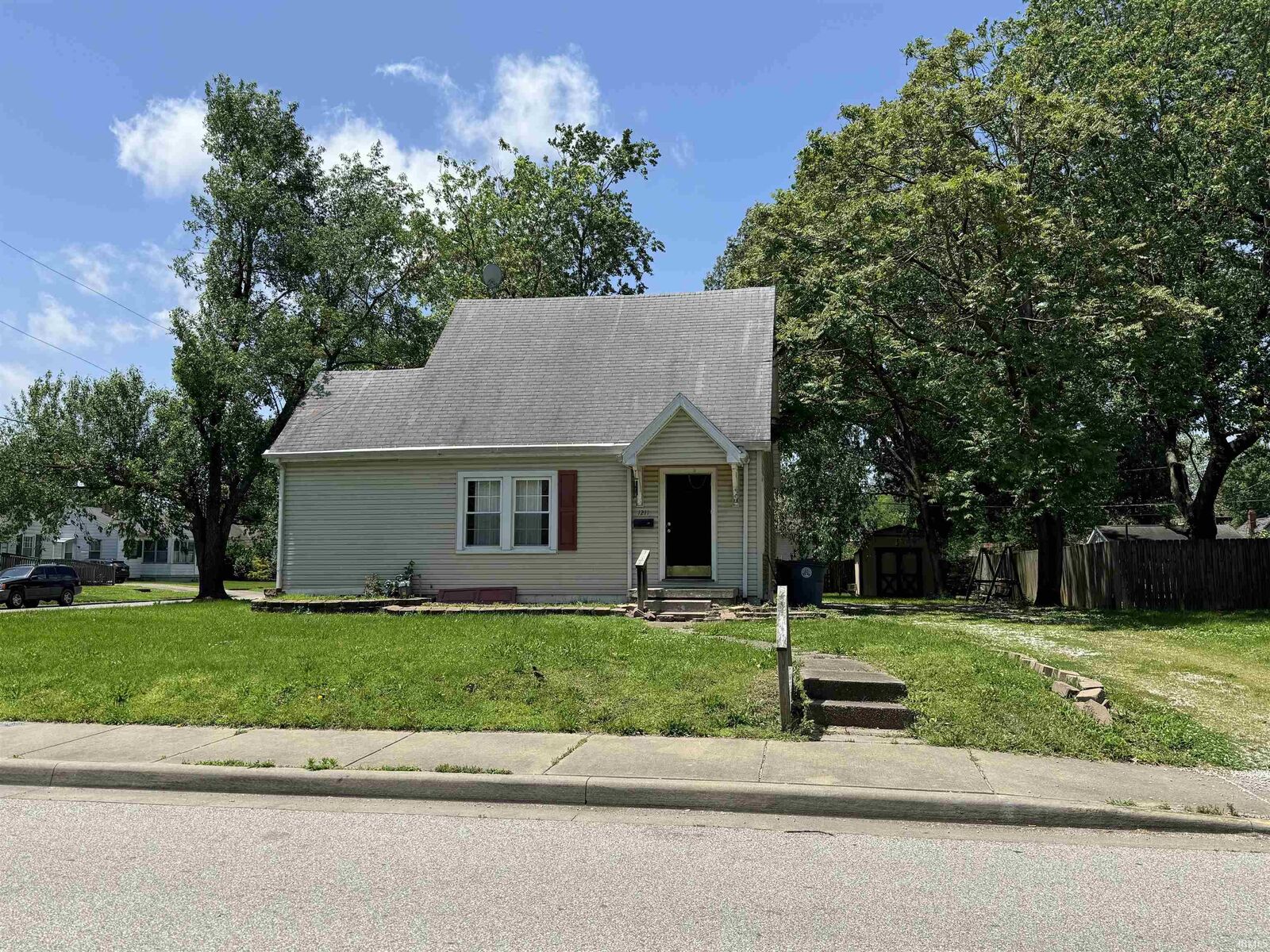 Property Photo: 1211 S Rotherwood Avenue IN 47714