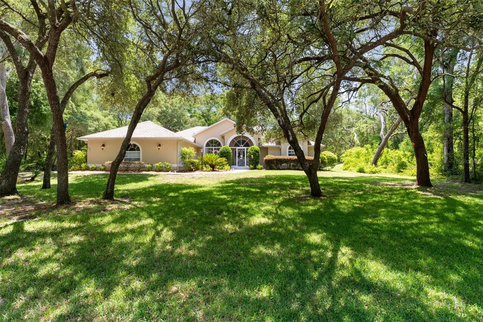 Property Photo: 952 E Whitecloud Lane FL 34442