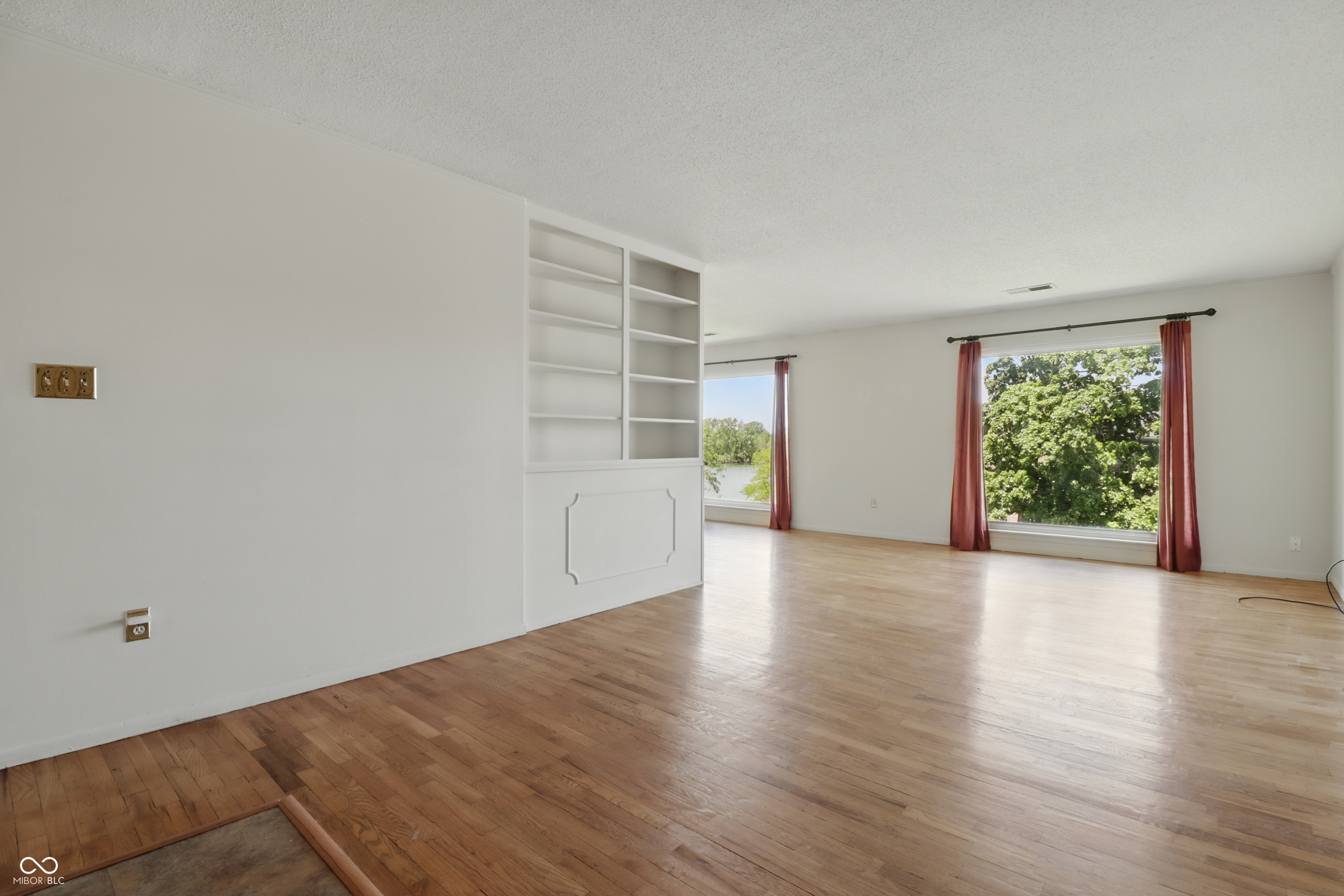Property Photo: 5038 Allisonville Road Unit E IN 46205
