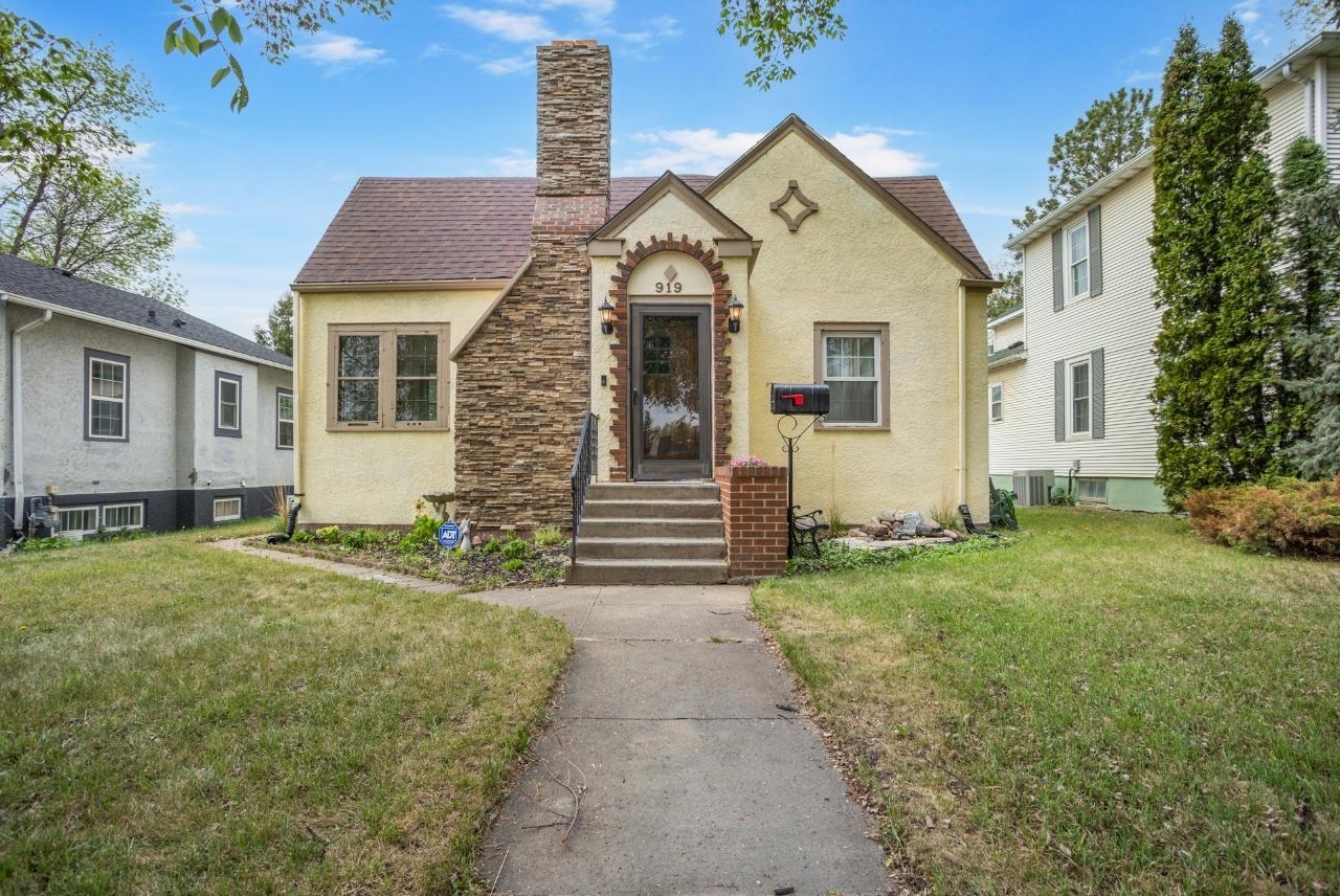Property Photo: 919 3rd St NE ND 58703