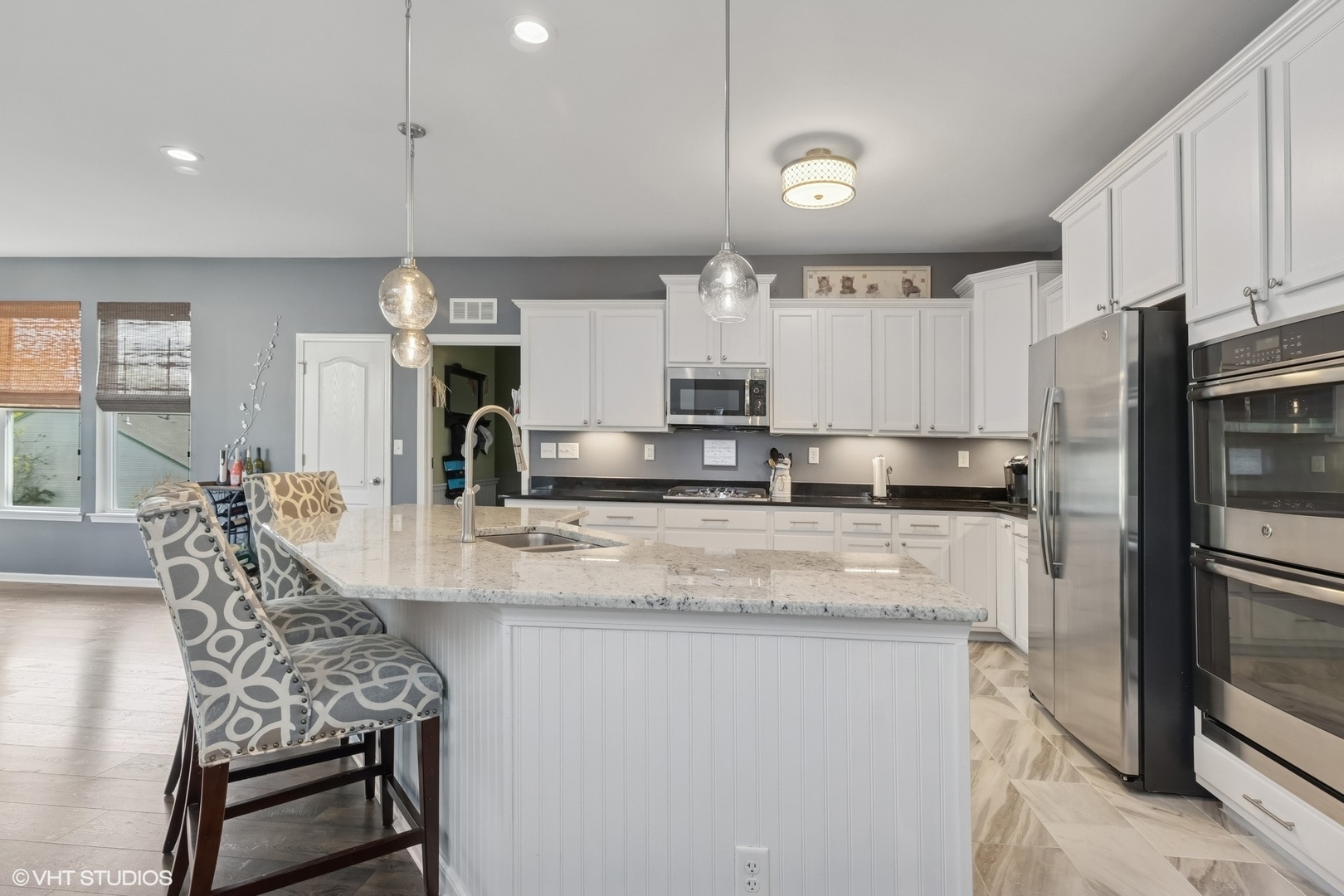 Property Photo:  1329 W Courtland Street  IL 60060 