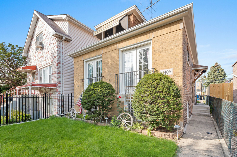 Property Photo: 4406 W Augusta Boulevard IL 60651