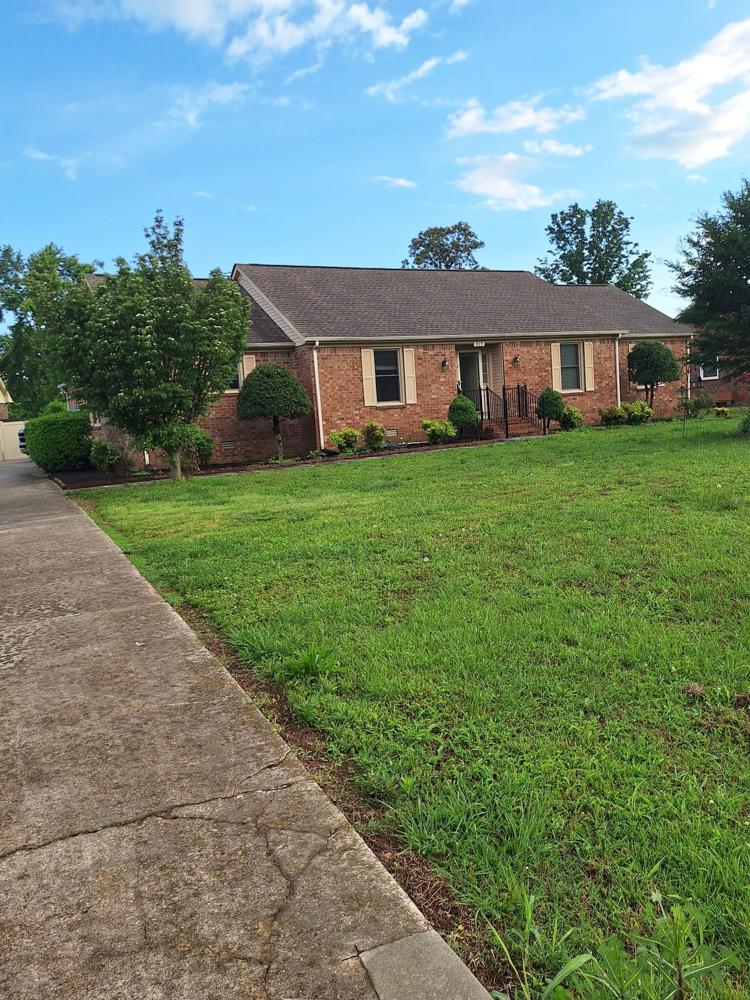 Property Photo: 819 W Thompson Ln TN 37129