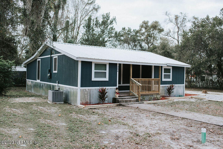 Property Photo: 204 Williams Street FL 32177