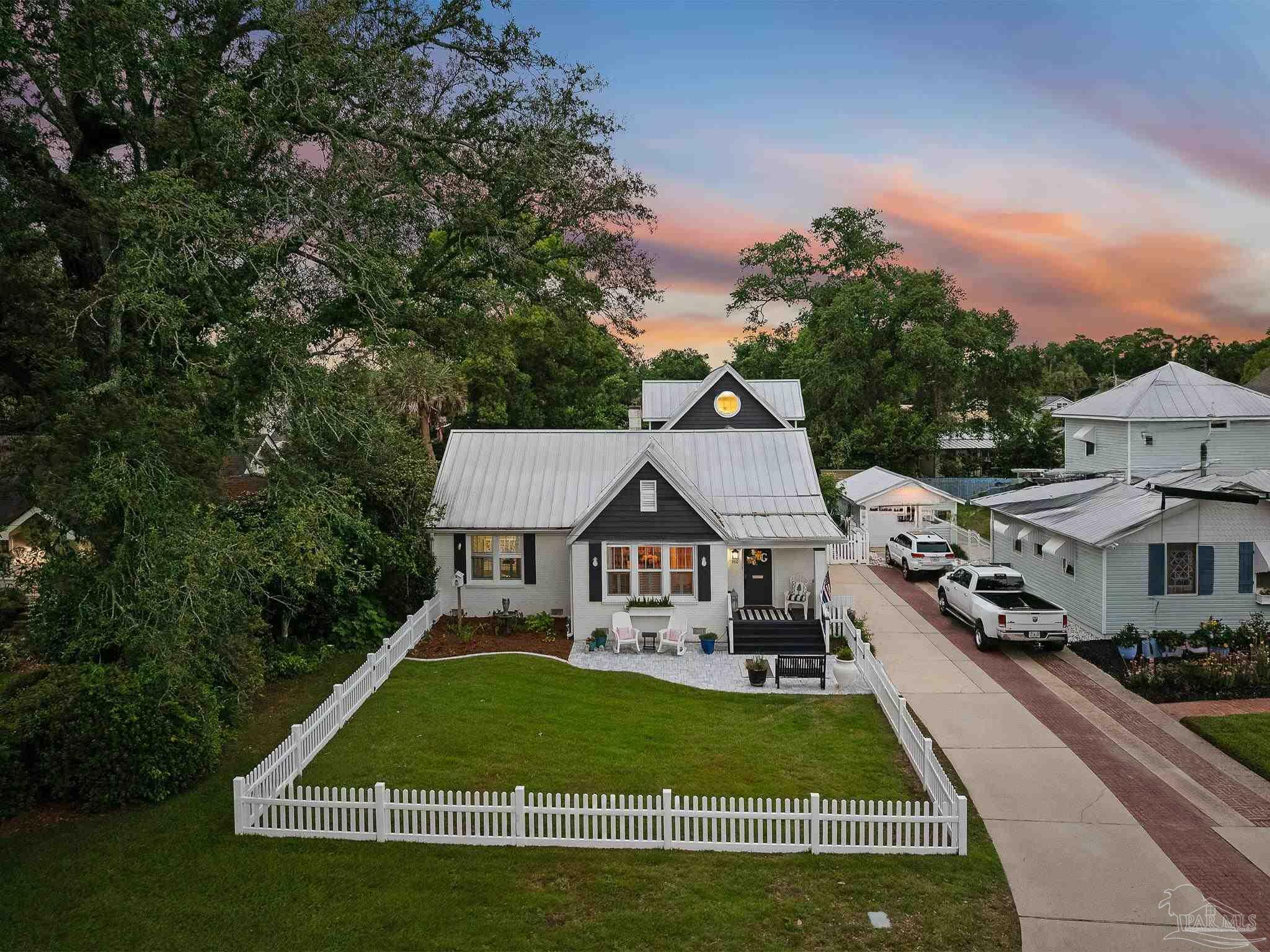 Property Photo: 1910 E Mallory St FL 32503