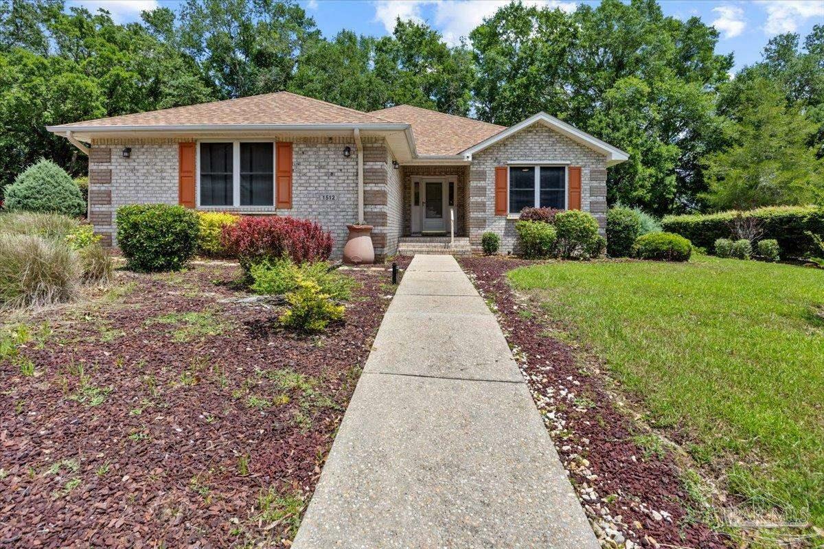 Property Photo: 1512 Hunters Creek Cir FL 32533