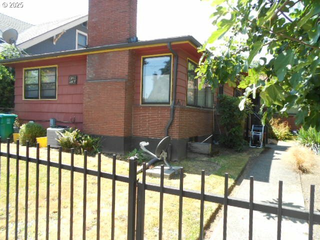 Property Photo: 5845 NE 30th Ave OR 97211